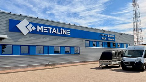 Metaline'i fassaadisilt ruumtähtedega