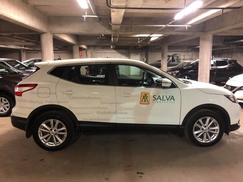 Salva kleebistega sõiduauto