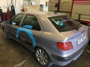 Sinise kujundusega sõiduauto