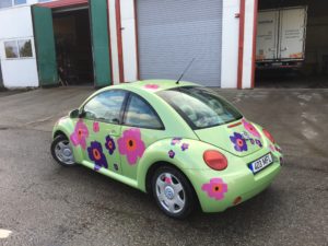 Lillekleebistega Volkswagen Beetle