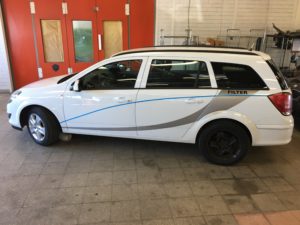 Kleebistega sõiduauto