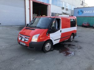 Punase-valge kujundusega kaubik