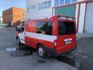 Punase-valge kujundusega kaubik küljelt