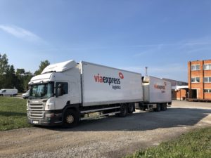 Via Expressi veok ja haagis kleebistega