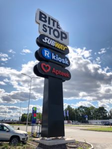 Püloon Subway, R-kiosk ja Apteek logodega
