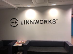 Linnworksi logo seinal